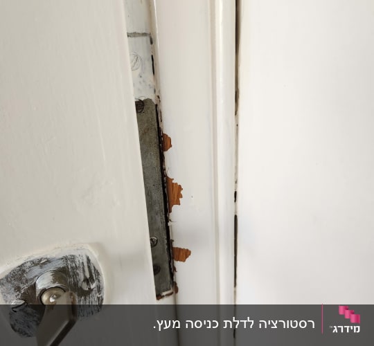 מנעול דלת עם עץ מתקלף סביבו